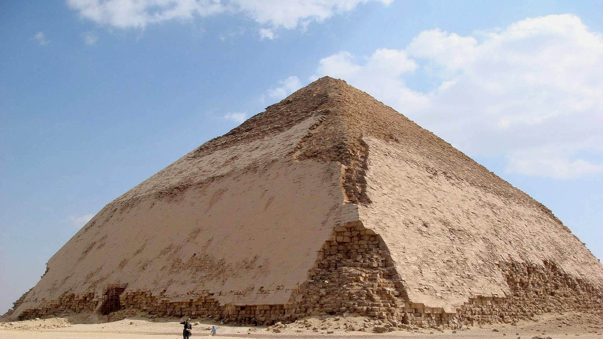 Пирамида снофру имеет 220 104 11. Пирамида Пиопи II. Пирамида Сенусерта 1. Белые пирамиды в Египте. Пирамида фараона Пепи i.