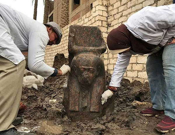 Arqueólogos limpian busto de Ramses II